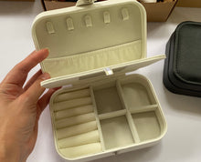 Cargar imagen en el visor de la galería, Joyero de Viaje Personalizado